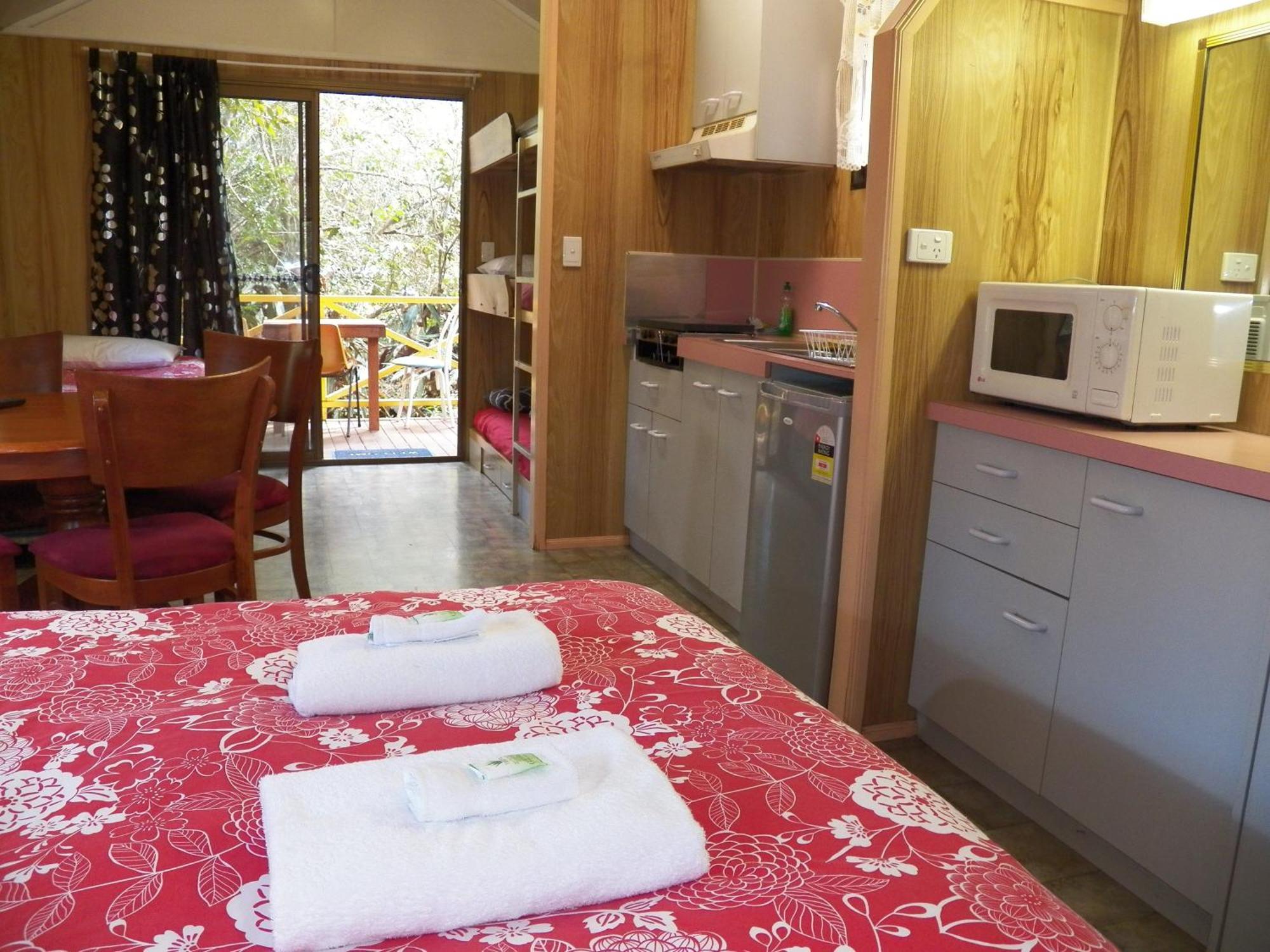 Lake Eacham Tourist Park & Cabins Phòng bức ảnh